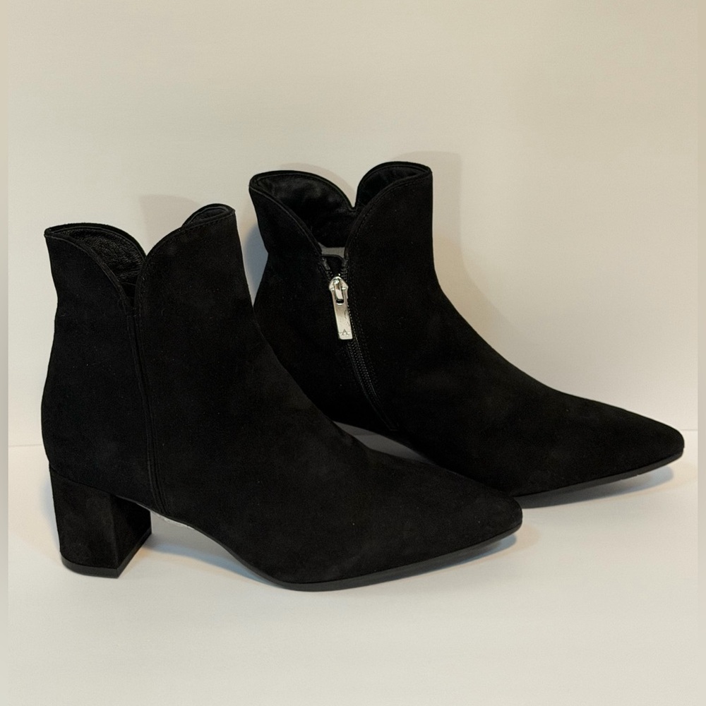 Aquatalia Kaylani Black Suede Pointed Toe Ankle Booties Size 8 NEW